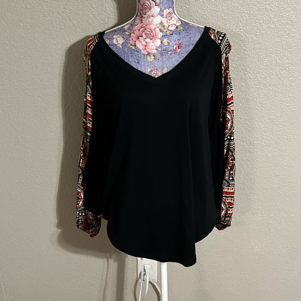 Beyove Black and Red Asymmetrical Relaxed‎ Blouse